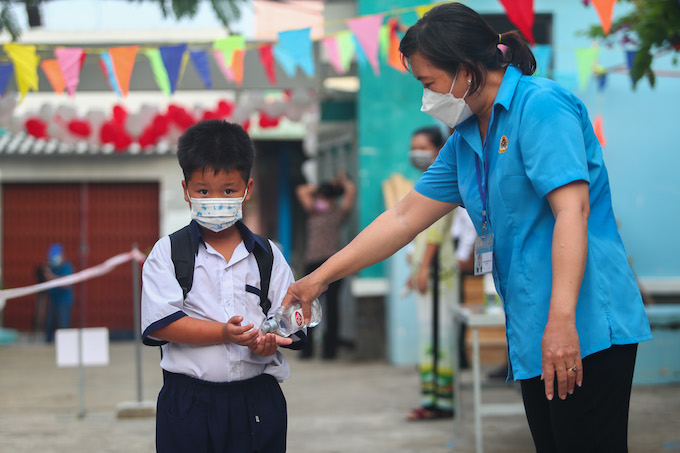 Học sinh tiểu học trở lại trường: Chuyên gia y tế nói gì? - Ảnh 1