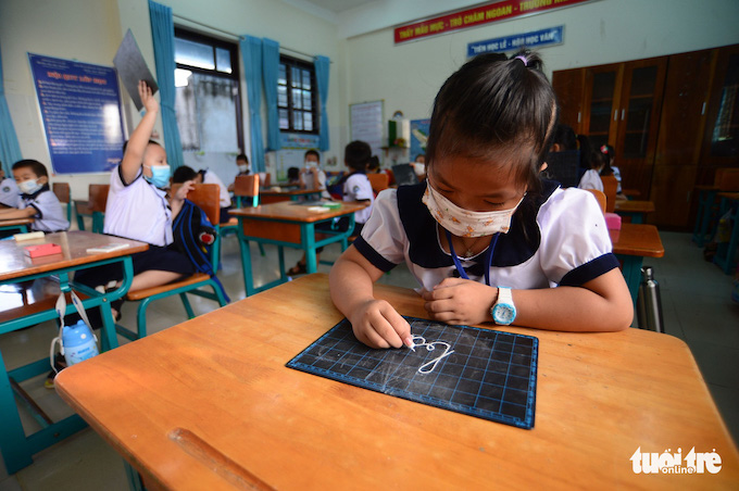 Chính thức: TP.HCM chỉ cho khối 9 và khối 12 học trực tiếp - Ảnh 1