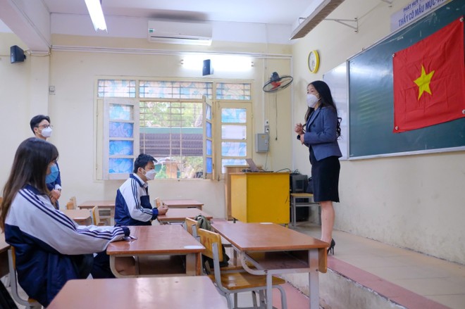 Nhiều giáo viên phải vừa dạy trực tiếp vừa dạy trực tuyến cho học sinh 12