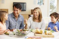 Làm thế nào để dạy trẻ biết quan tâm đến người khác?