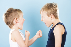 Trẻ con đánh nhau thì nên làm gì?