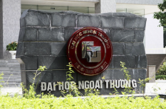 Sinh viên trường Đại học Ngoại Thương nhận học bổng trị giá 2 triệu đồng