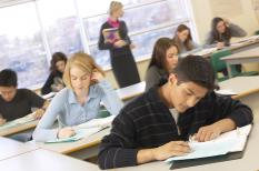 Người học nên đạt điểm TOEIC tối thiểu bao nhiêu để có lợi thế trong công việc?