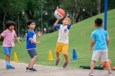  7 lợi ích mà cha mẹ nên biết khi để trẻ em vui chơi ngoài trời