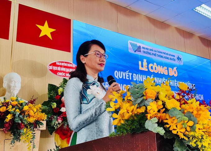 Tân hiệu trưởng của trường Phổ thông Năng khiếu là nữ Giáo sư Hoá dược - Ảnh 1