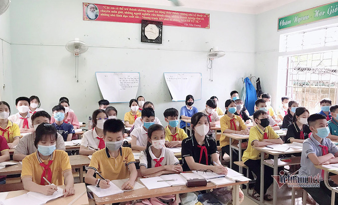 Bộ GD&ĐT trao 70 tỷ đồng cho học sinh khó khăn tại Nghệ An - Ảnh 1