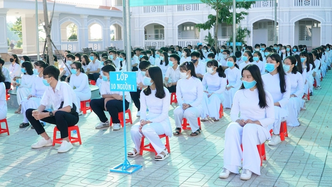 Tây Ninh cho học sinh khối 9 và 12 học trực tiếp tại trường