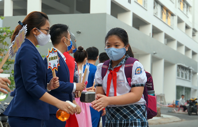 TP.HCM: Học sinh khối 7 - 12 học trực tiếp, các trường sẽ đảm bảo giãn cách thế nào? - Ảnh 1