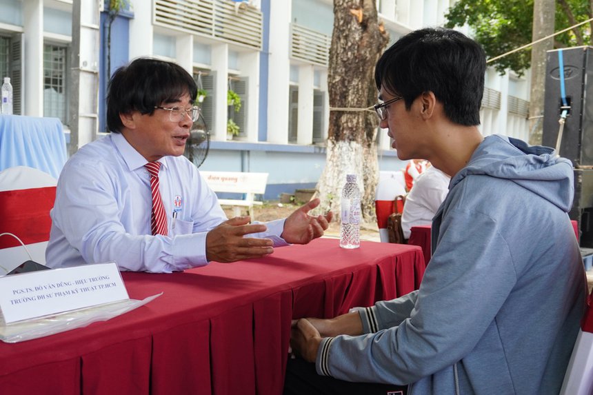 Làm thế nào khi cha mẹ có thái độ phản đối lựa chọn ngành học của con? - Ảnh 1