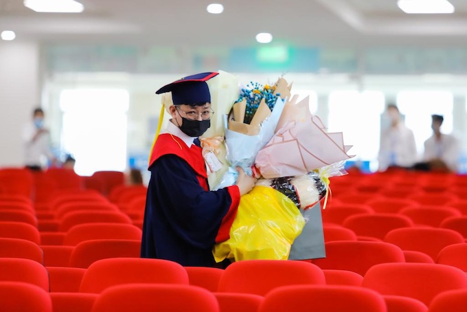 Trường ĐH Công nghệ TP.HCM và lễ tốt nghiệp đặc biệt vì COVID-19 - Ảnh 2