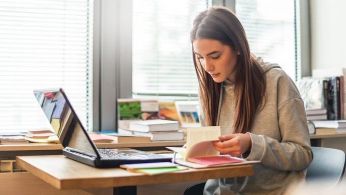 Sinh viên sau ra trường cần lưu ý gì để có công việc thích hợp? - Ảnh 1