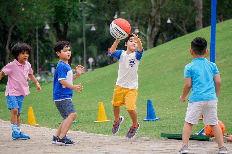 7 lợi ích mà cha mẹ nên biết khi để trẻ em vui chơi ngoài trời