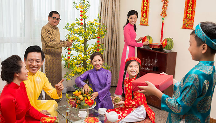 Cha mẹ cần dạy con trẻ 5 điều này trong những ngày Tết