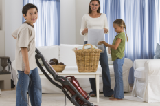 Bố mẹ có nên dạy con làm việc nhà từ sớm? Lợi ích từ việc dạy con làm việc nhà