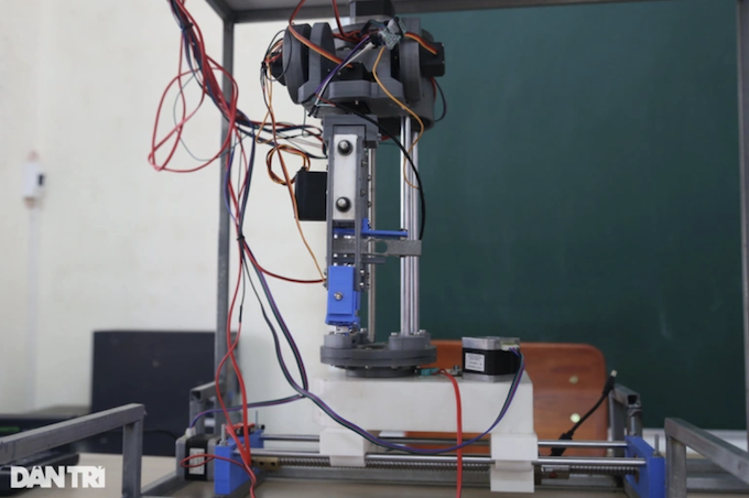 Hai nam sinh Quảng Trị chế tạo thành công Robot hỗ trợ lấy mẫu xét nghiệm COVID-19 - Ảnh 1