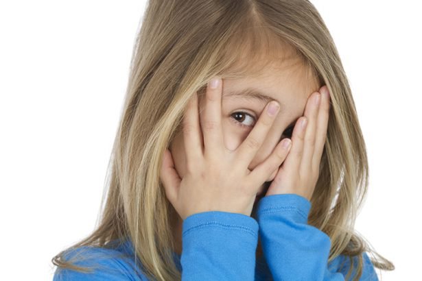 Nhận biết trẻ đang nói dối qua  biểu hiện sau