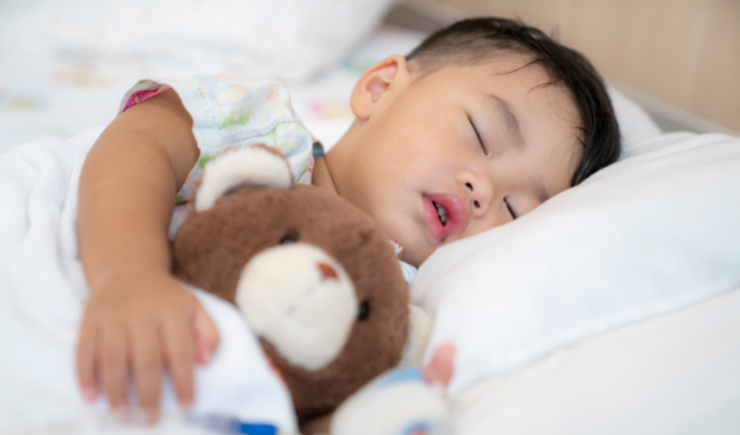 Cha mẹ nên làm gì khi trẻ thức khuya và dậy muộn?