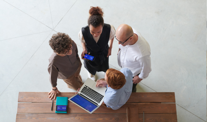 Những lỗi giao tiếp kém duyên khiến đồng nghiệp không có thiện cảm - Ảnh 1