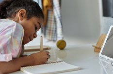 Bố mẹ nên làm gì khi con gặp khó khăn với bài tập về nhà