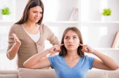 Khi con đã lớn, cha mẹ tuyệt đối không nên làm những hành động này