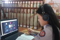 Nỗi lo của cha mẹ khi phải để con tự học online lâu dài