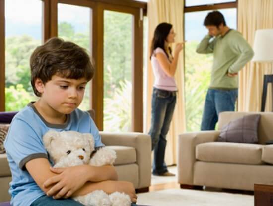 Căn nguyên nào khiến người lớn không nên cãi nhau trước mặt trẻ?