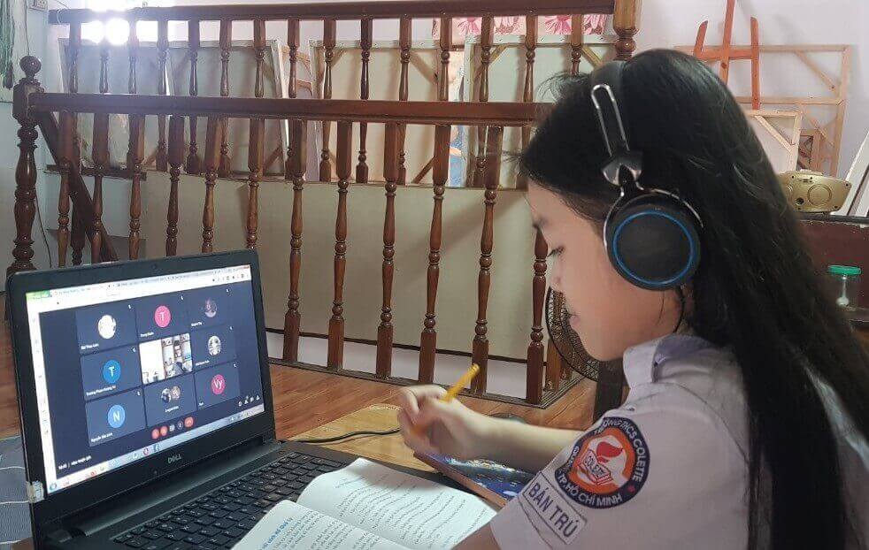 Nỗi lo của cha mẹ khi phải để con tự học online lâu dài