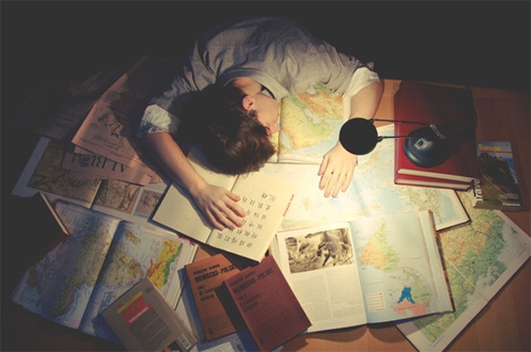 Phụ huynh nên làm gì khi con gặp phải áp lực thi cử?