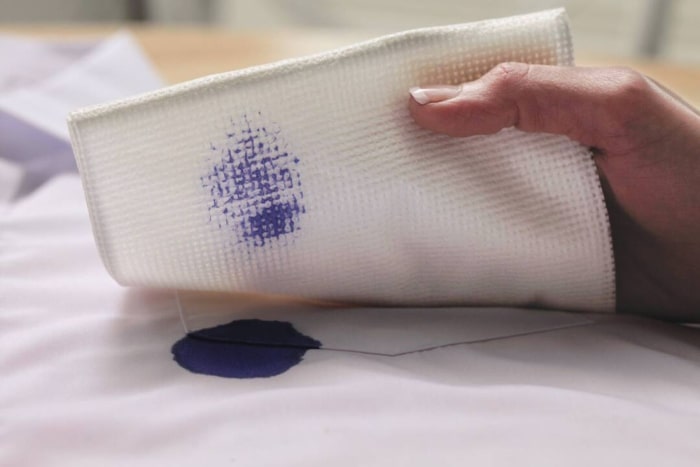 Bí kíp làm sạch vết mực trên áo trắng học sinh cực dễ