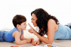 Làm sao dạy con biết giúp đỡ người khác?