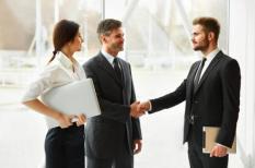 Cách bắt tay đúng cách trong văn hóa giao tiếp