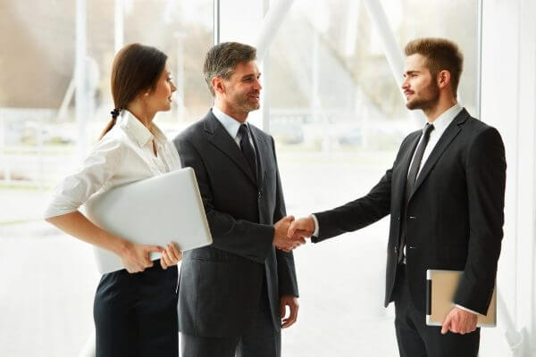 Cách bắt tay đúng cách trong văn hóa giao tiếp - Ảnh 1