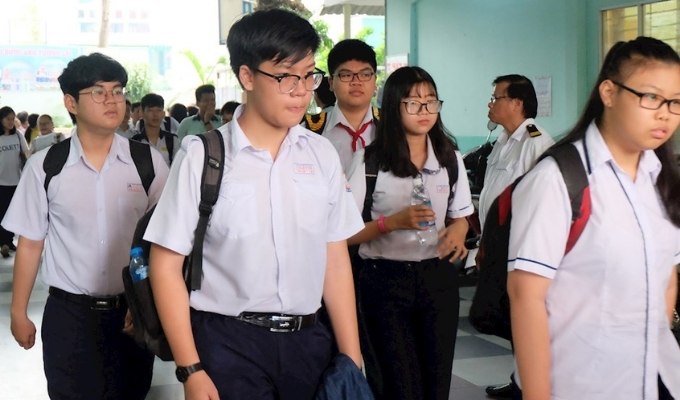 Giám thị coi thi vào lớp 10 ở Hà Nội: "Cảnh giác thí sinh miệng lẩm bẩm"