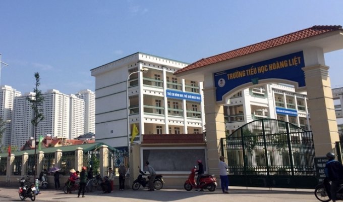 Hà Nội: Hàng trăm học sinh bất ngờ bị chuyển trường để lên chuẩn quốc gia - Ảnh 1