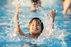 Cho bé tập bơi lúc mấy tuổi là hiệu quả nhất?