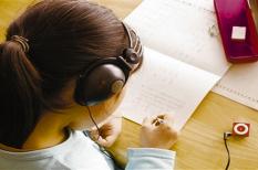 Trong khi ôn thi có nên nghe nhạc?