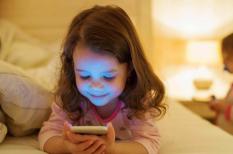 Tại sao trẻ sơ sinh thường hay thức khuya, ngủ muộn?