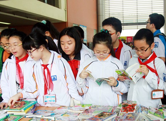 Có thể miễn học phí, cho học sinh mượn sách giáo khoa? - Ảnh 2