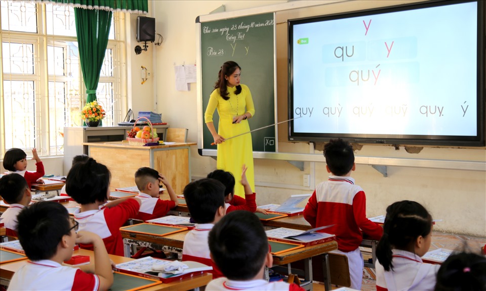 Có thể miễn học phí, cho học sinh mượn sách giáo khoa?