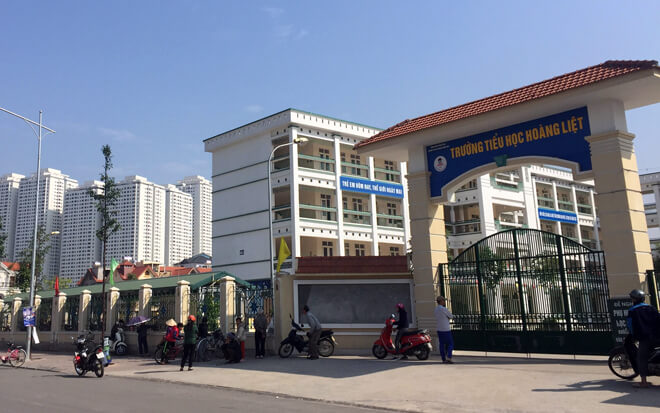 600 học sinh bất ngờ bị thông báo chuyển trường, hiệu trưởng và UBND quận nói gì? - Ảnh 1