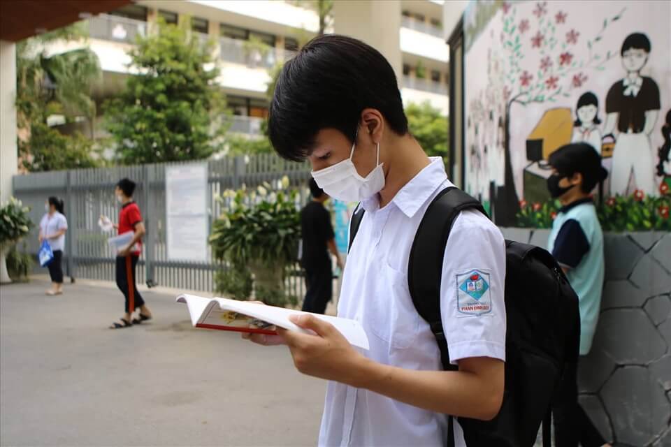 Thí sinh bước vào môn thi cuối cùng tại Hà Nội trong nắng nóng ngày hè - Ảnh 1