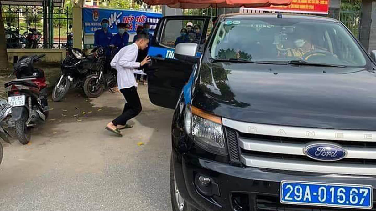 2 nam sinh không được vào phòng thi do đi nhầm đường