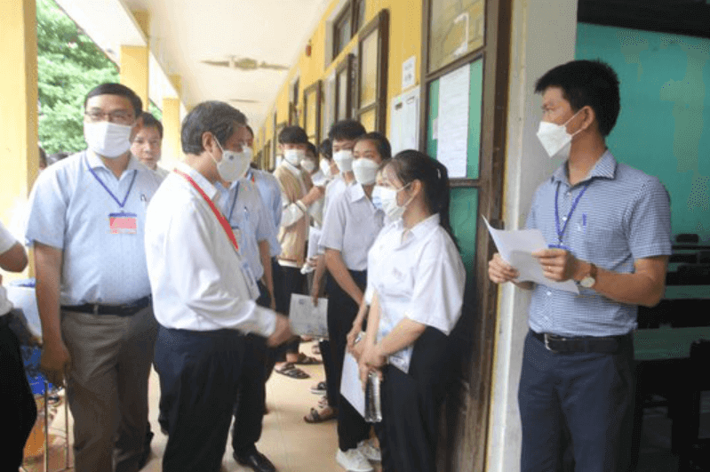Hết giờ thi toán, thí sinh Quảng Trị bất ngờ được Bộ trưởng Bộ GD-ĐT thăm hỏi