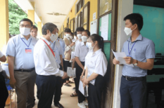 Hết giờ thi toán, thí sinh Quảng Trị bất ngờ được Bộ trưởng Bộ GD-ĐT thăm hỏi