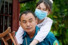 Bố cõng con vào phòng thi