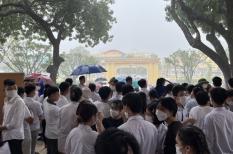 Quảng Ninh: Thí sinh dự thi tốt nghiệp THPT dầm mưa ra về