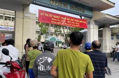 Con vào phòng thi, cha mẹ vẫn không ngừng hướng mắt dõi theo