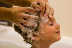 Làm cách nào để chăm sóc tóc cho trẻ đúng cách?