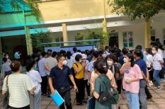 Hàng nghìn phụ huynh xếp hàng nộp hồ sơ nhập học cho con vào lớp 10 tại Hà Nội