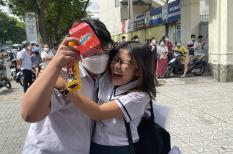 Trúng tủ "Chiếc thuyền ngoài xa", thí sinh mừng rỡ reo: "Thủ khoa rồi ba mẹ ơi!"